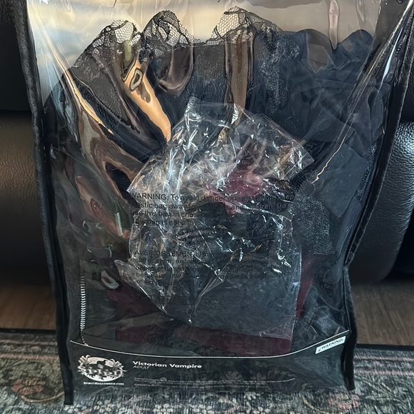 NIB!! Halloween Costume! Women’s Extra Large Gothic Vampire Costume - Picture 2 of 6